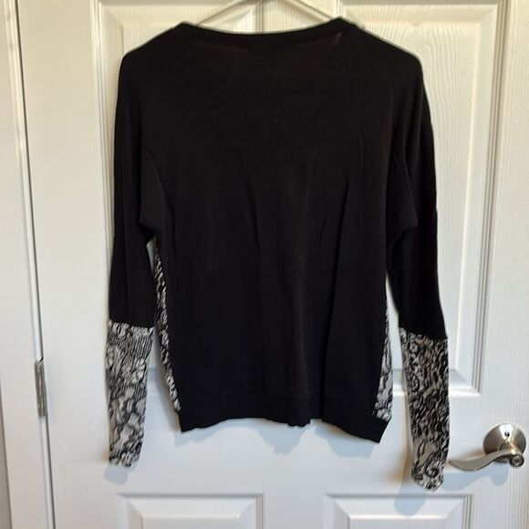 Forever 21 Black sweater‎ - Picture 3 of 5
